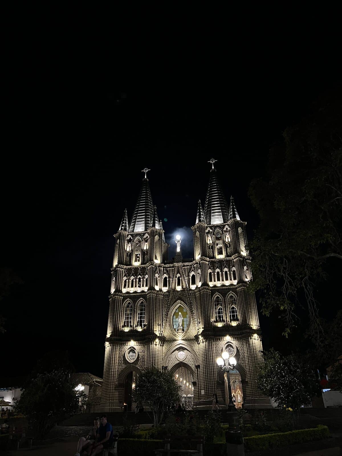 La basílica de Jardín iluminada de noche — Isla de Pascua Hostel