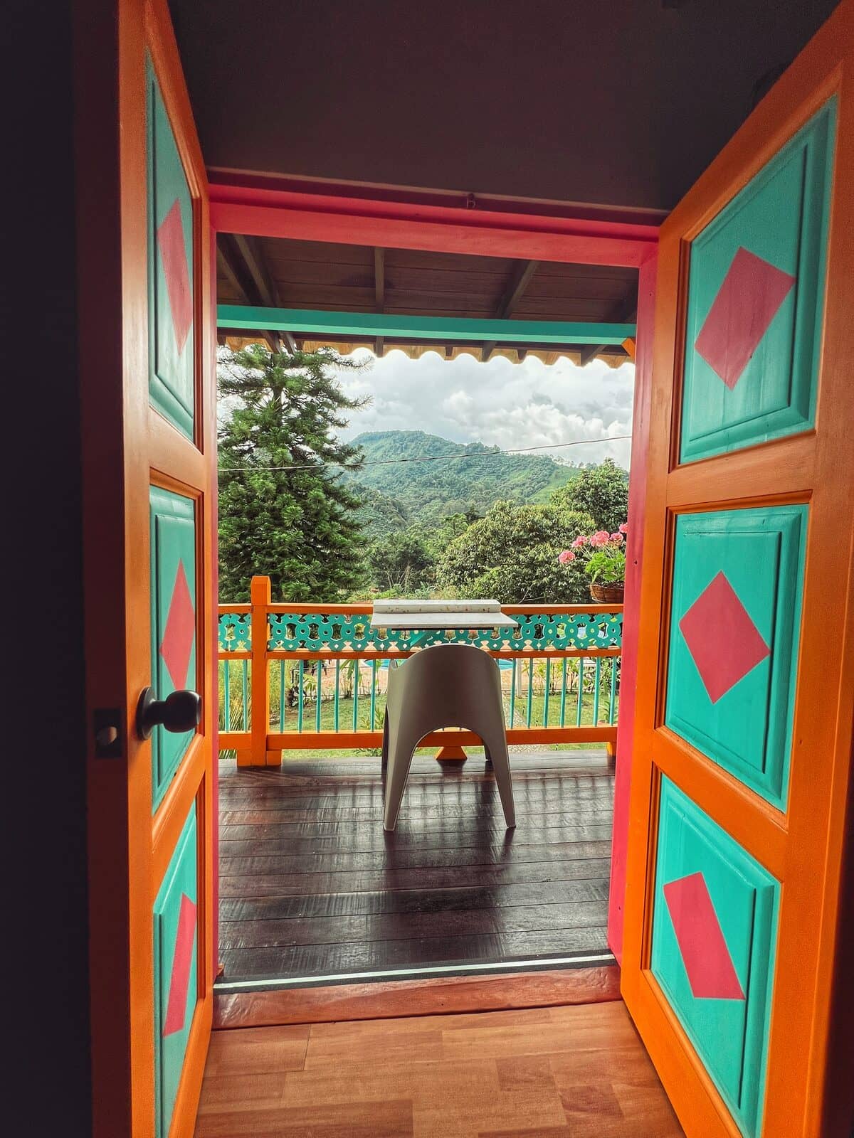 Puerta de colores que abre a la cordillera — Isla de Pascua Hostel