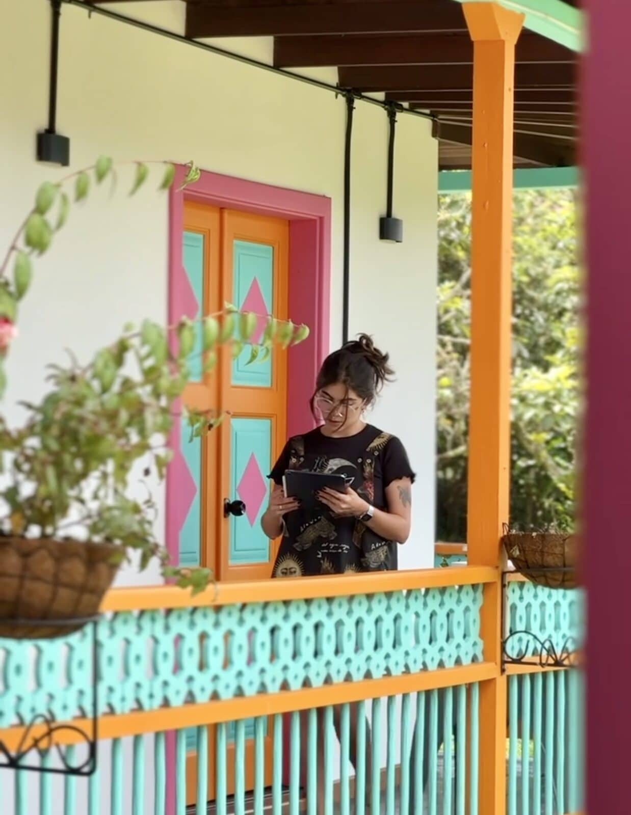 Balcón de colores sobre las montañas del café — Isla de Pascua Hostel, Jardín