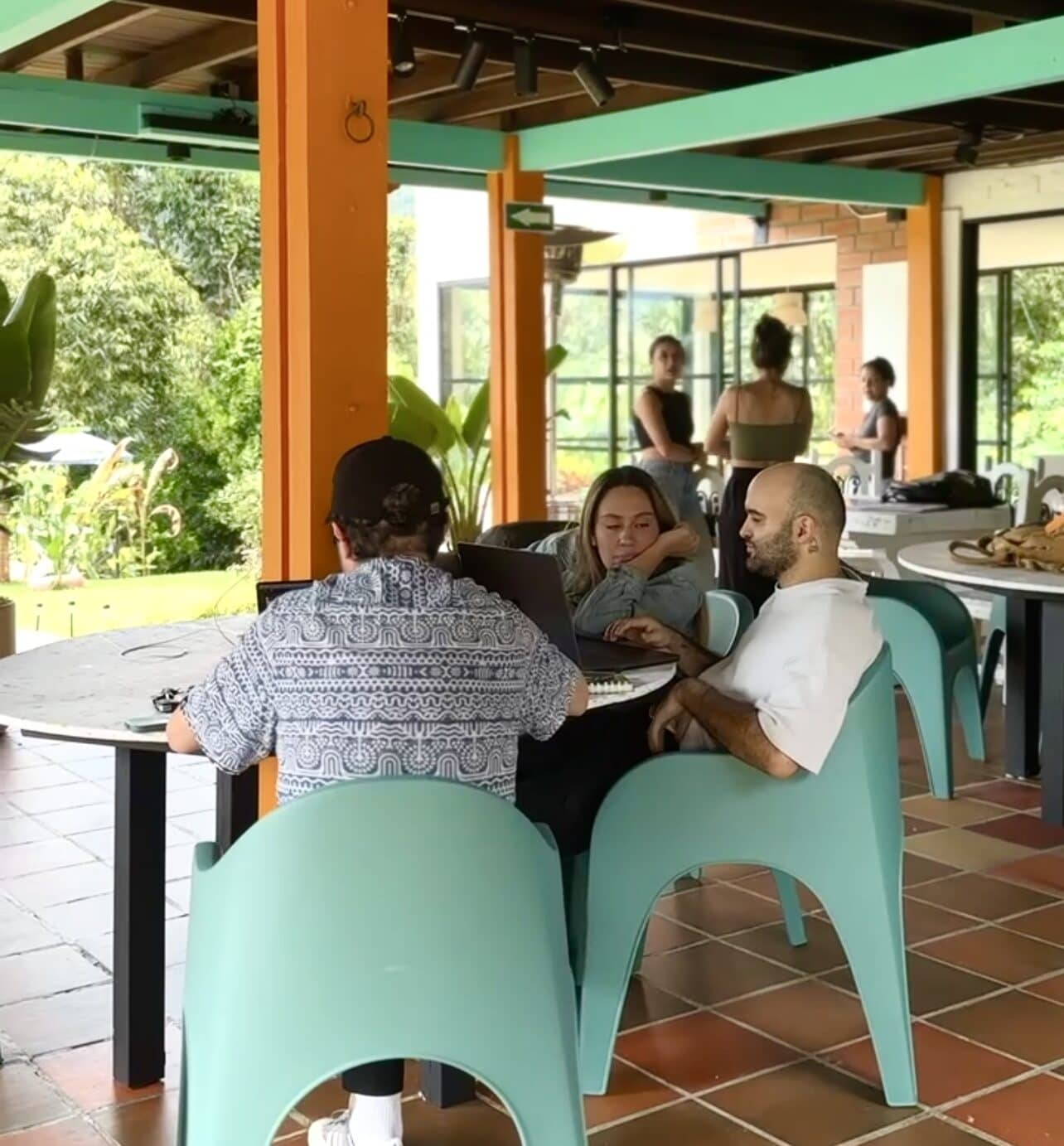 Café de la mañana en la mesa larga de la casa — Isla de Pascua Hostel