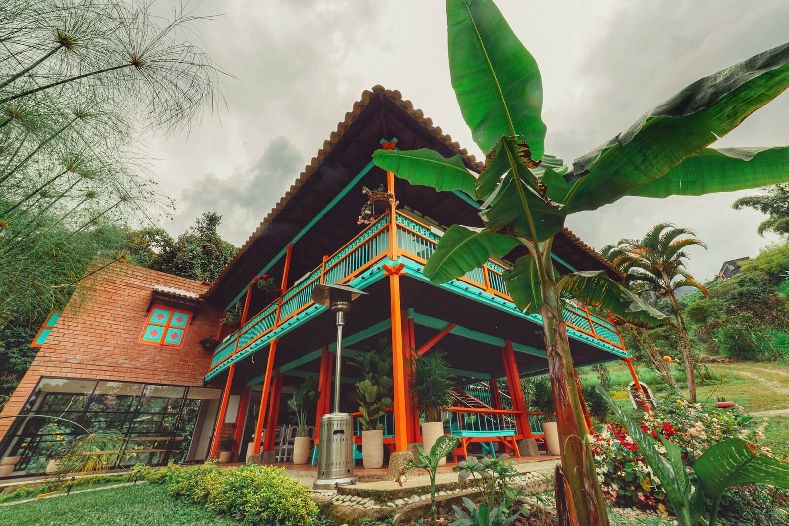La casa de colores entre la niebla de las montañas de Jardín — Isla de Pascua Hostel