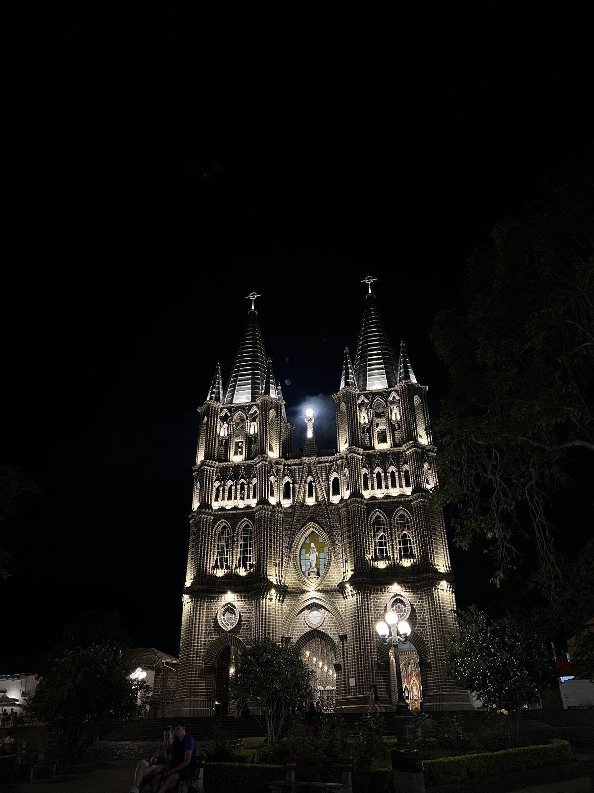 La basílica de Jardín iluminada de noche — Isla de Pascua Hostel, Jardín