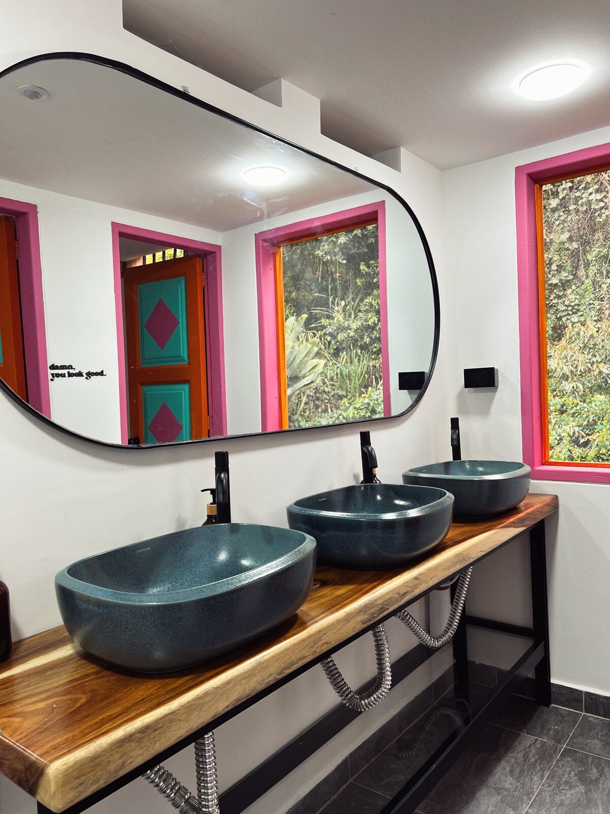 Baño con doble lavamanos de cerámica — Isla de Pascua Hostel, Jardín