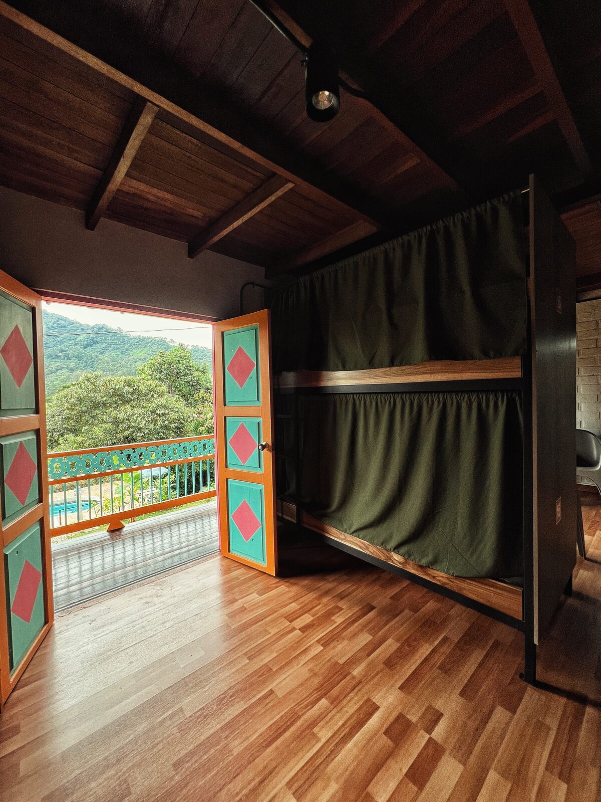 Habitación compartida con vista a la montaña — Isla de Pascua Hostel, Jardín