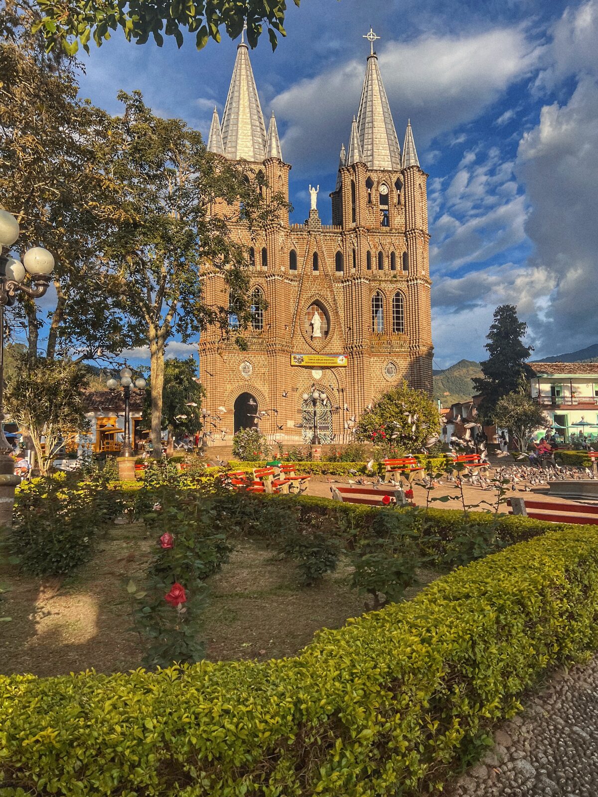 La basílica de Jardín al atardecer — Isla de Pascua Hostel, Jardín