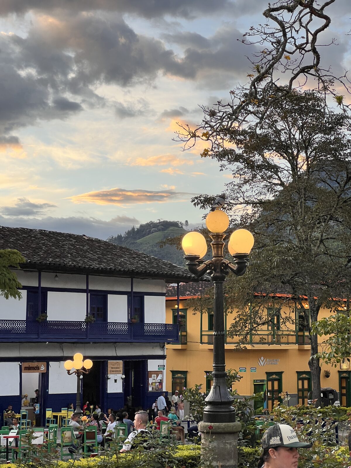El parque principal de Jardín y su arquitectura colonial — Isla de Pascua Hostel, Jardín